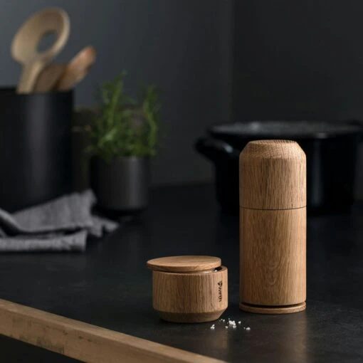 Crush Me Salt And Pepper Mill, Oiled Oak -Keukenbenodigdheden by wirth crush me salt and pepper mill oiled oak 7