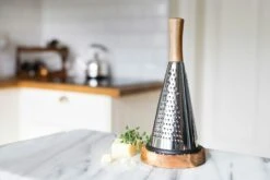 Dorre Rita Grater, Stainless Steel/Acacia Wood -Keukenbenodigdheden dorre rita grater stainless steel acacia wood 4