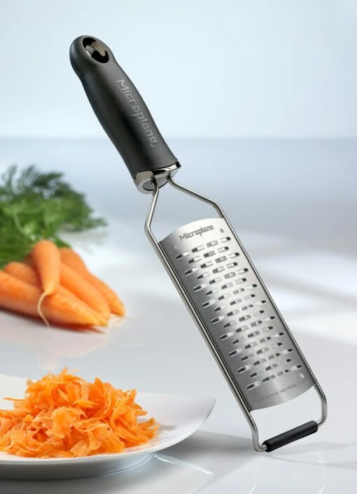 Microplane Gourmet Grater, Medium Ribbon -Keukenbenodigdheden microplane gourmet grater medium ribbon 2