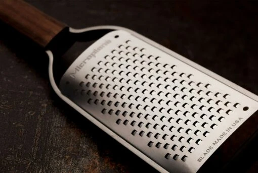 Microplane Master Grater, Coarse -Keukenbenodigdheden microplane master grater coarse 4 scaled