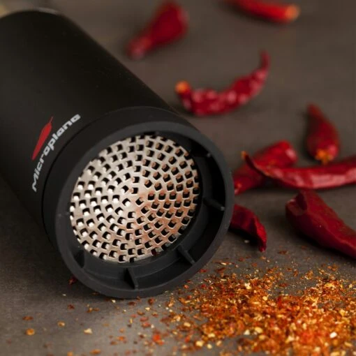 Microplane Spice Mill Chili, Black -Keukenbenodigdheden microplane spice mill chili black 6