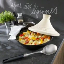 Staub Small Tajine With Ceramic Lid, Creme -Keukenbenodigdheden staub small tajine with ceramic lid creme 4